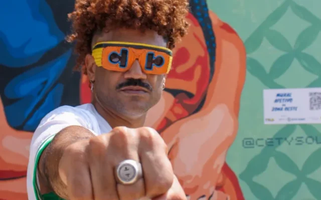 O artista que faz suas obras usando lixo eletrônico