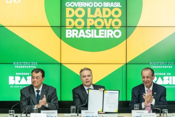 Ao centro, o então ministro dos Transportes, Renan Filho. À esquerda, o senador Eduardo Braga (MDB-AM), e à direita, o senador Omar Aziz (PSD-AM)