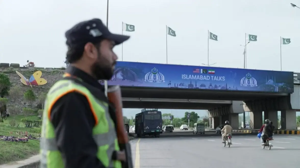 Ruas de Islamabad, capital do Paquistão, sinalizando as negociações entre EUA e Irã