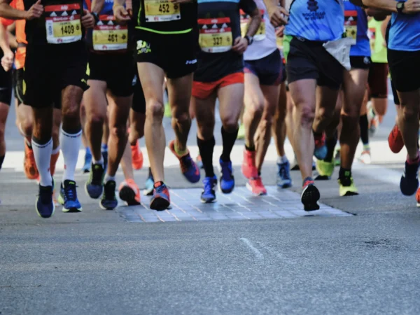Pessoas participando de uma maratona