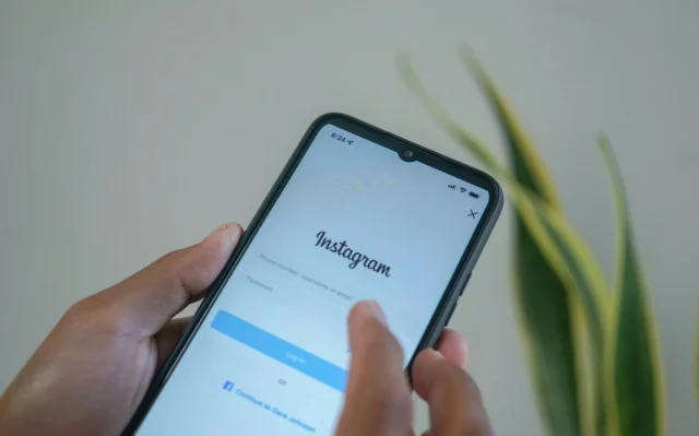 Qual é a estratégia por trás de usar perfis de fofoca na política