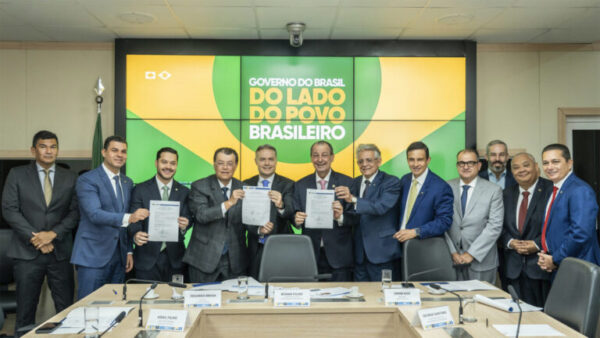 O então ministro dos Transportes, Renan Filho, autoriza obras nas BRs 319 e 174 no Amazonas, em cerimônia realizada no dia 31 de março, em Brasília. Presentes: George Santoro, Cloves Benevides, Fabricio Galvão (DNIT), os senadores Eduardo Braga e Omar Aziz, e os deputados Saullo Vianna, Adail Filho, Sidney Leite e Átila Lins