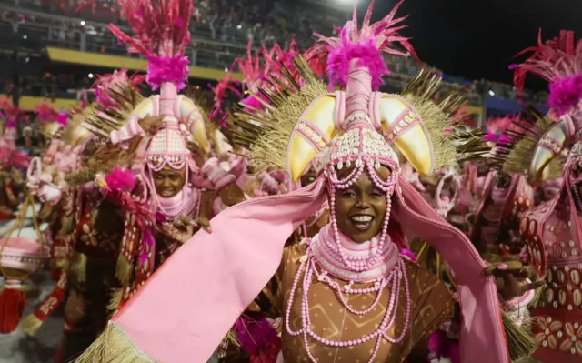 Mangueira, 98 anos: a tradição e o futuro do verde e rosa