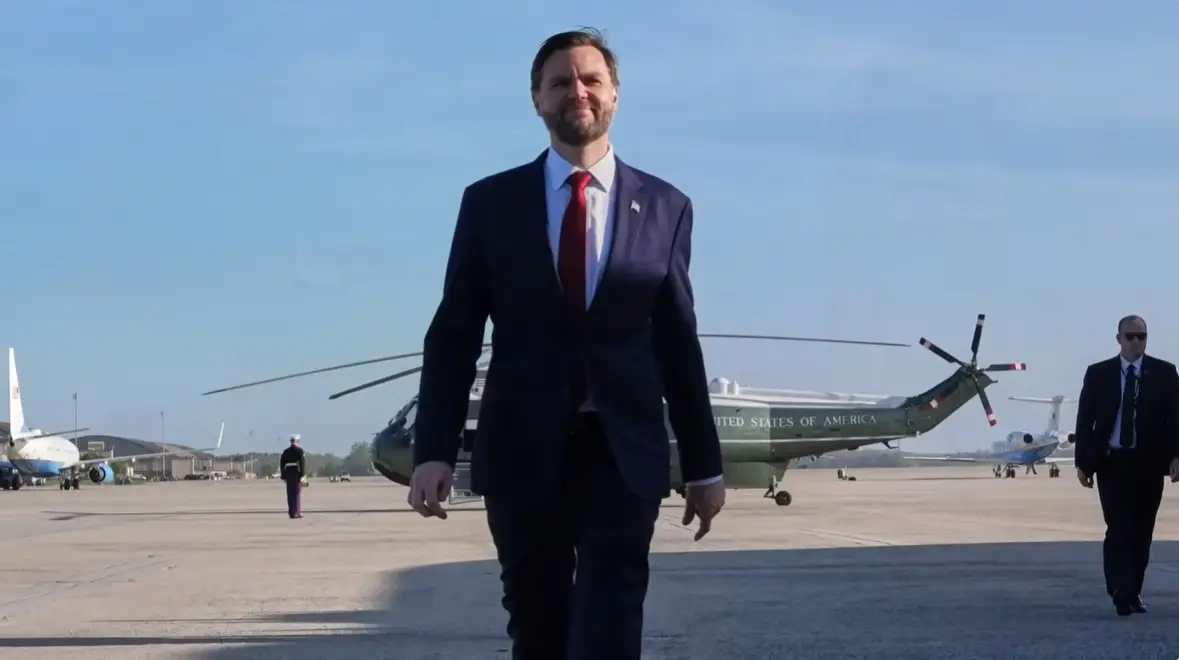 JD Vance na base aérea antes de embarcar para Islamabad, no Paquistão