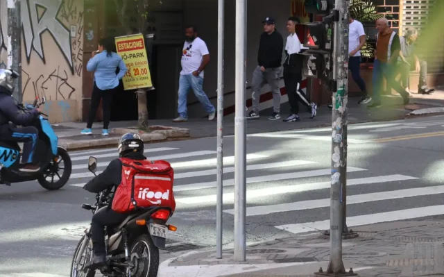 O que mortes no trânsito dizem sobre trabalho por aplicativo