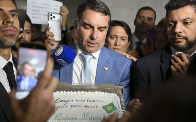 As mensagens que põem Flávio Bolsonaro na teia de Vorcaro