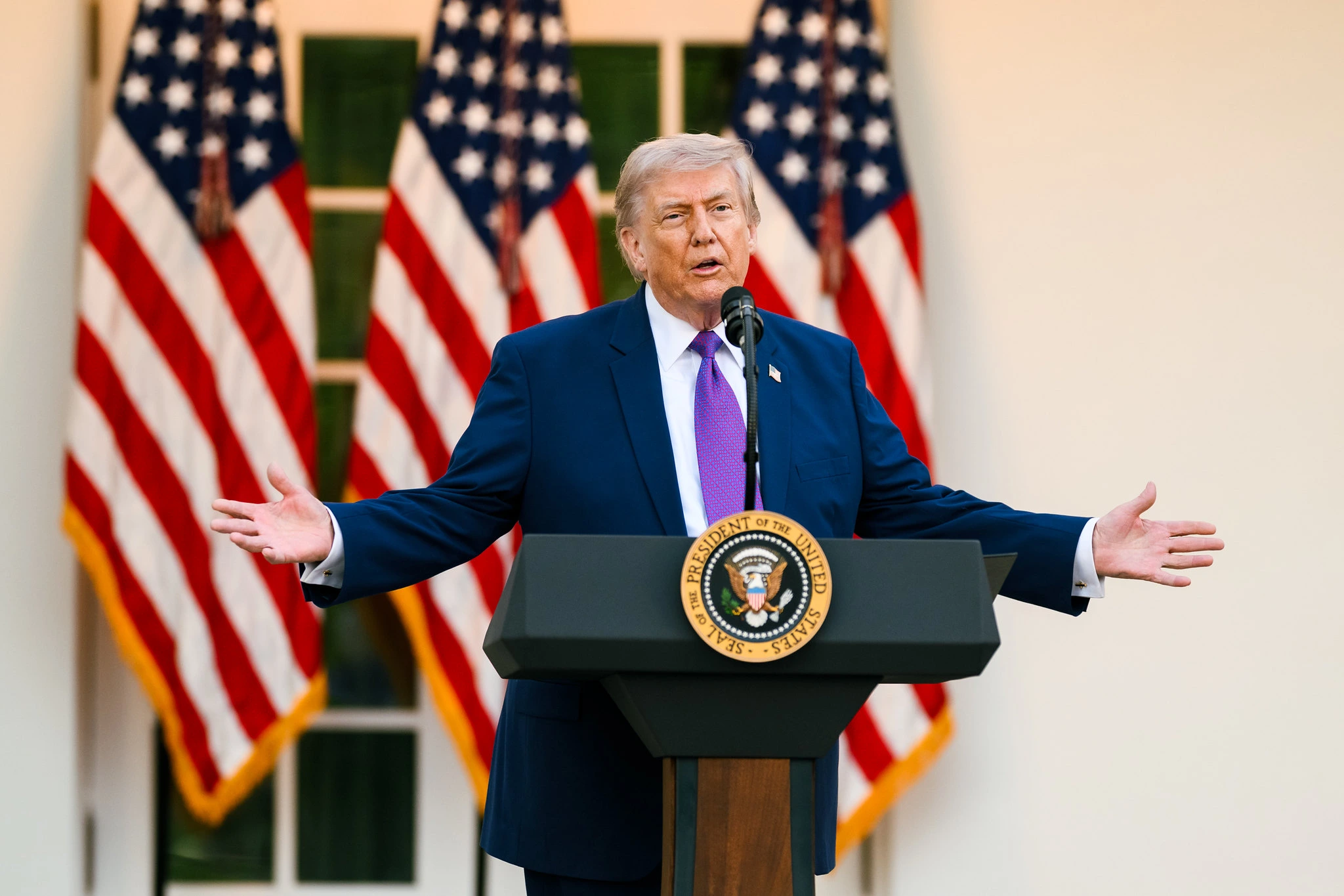Donald Trump discursa na Casa Branca
