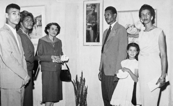 I Salão Campineiro dos Amigos das Belas Artes, Campinas, São Paulo, início de 1960. Laudelina aparece com Mário de Oliveira, artista cujo trabalho foi incentivado pela ativista