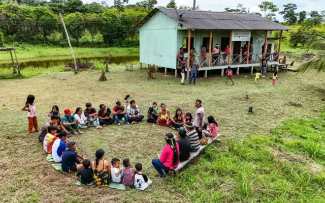 Um canto coletivo por uma escola do jeito indígena