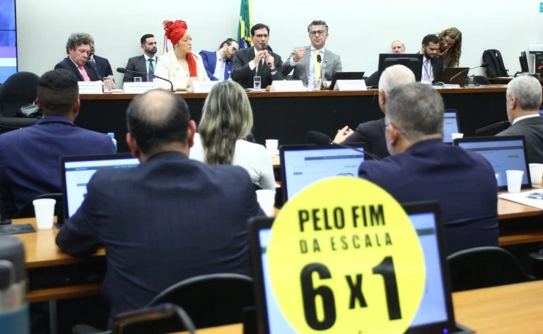 Sessão na comissão especial da Câmara dos Deputados que debate fim da escala 6x1