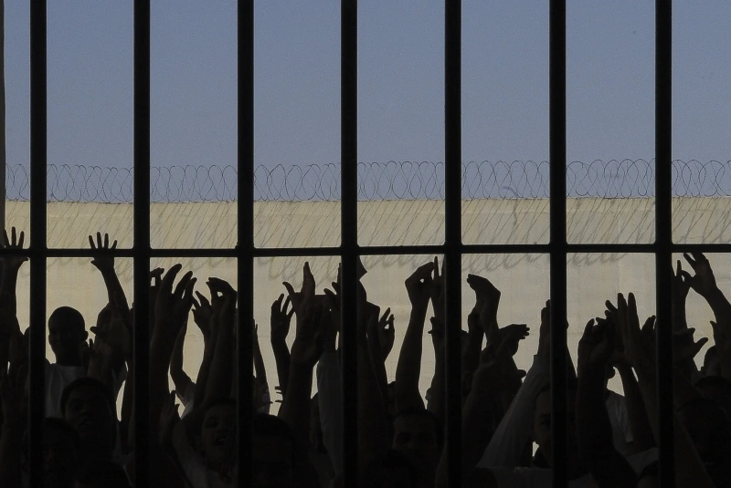 PCC e CV recrutam parte da força de trabalho dentro de presídio lotados