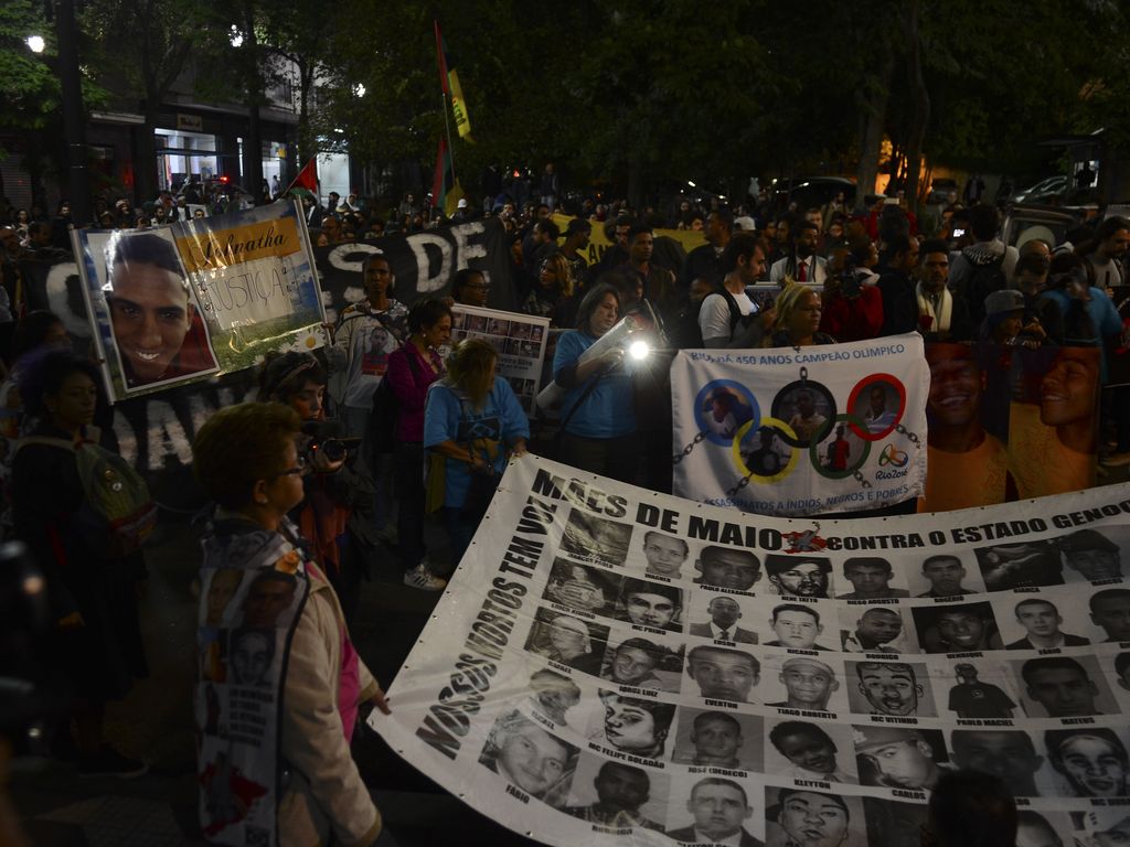 Familiares mortos nos crimes de maio de 2006 protestam em São Paulo