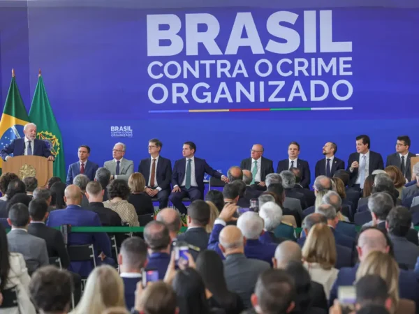 Lula e autoridades durante lançamento do programa Brasil Contra o Crime Organizado
