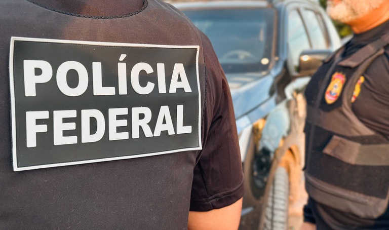 Agentes da Polícia Federal durante operação