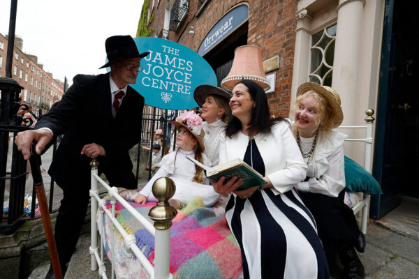 Pessoas comemorando o "Bloomsday" em 2022