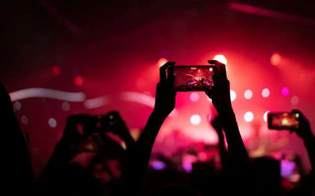 As justificativas de músicos para shows sem celulares