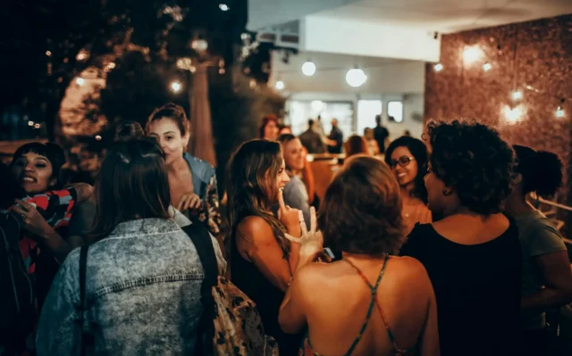 Por que ‘sair à francesa’ pode ser a melhor escolha em uma festa