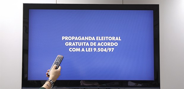 Televisão com mensagem que anuncia a propaganda eleitoral gratuita na televisão